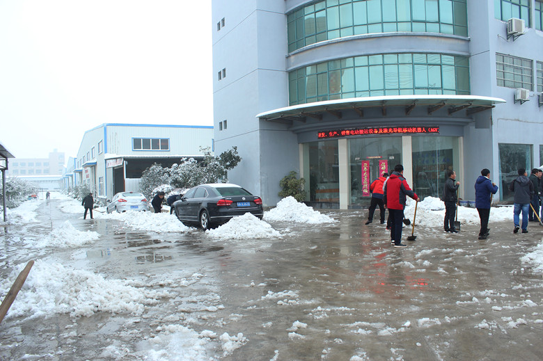 保證訂單車及時發(fā)貨——宇鋒叉車除雪忙